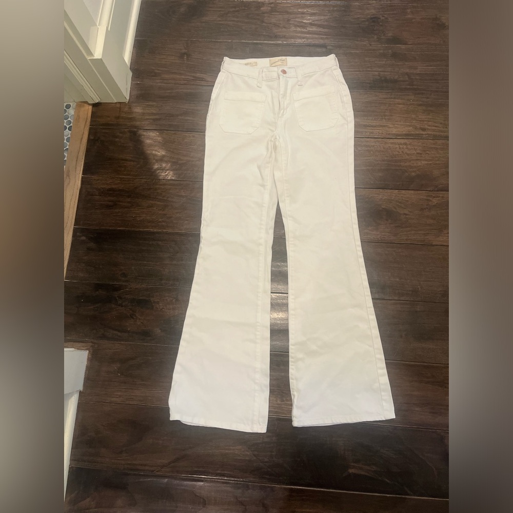 White high rise, wide leg jeans. No stains, perfect condition.